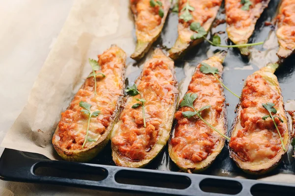 Calabacín relleno al horno con carne en una sartén — Foto de Stock