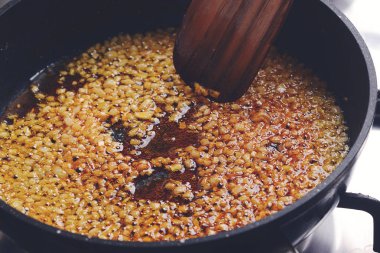 Tavada kızarmış soğan