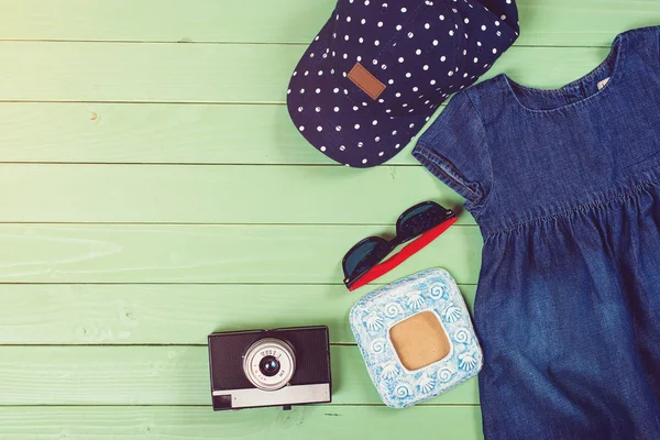 子供の服に木製の背景のセット — ストック写真