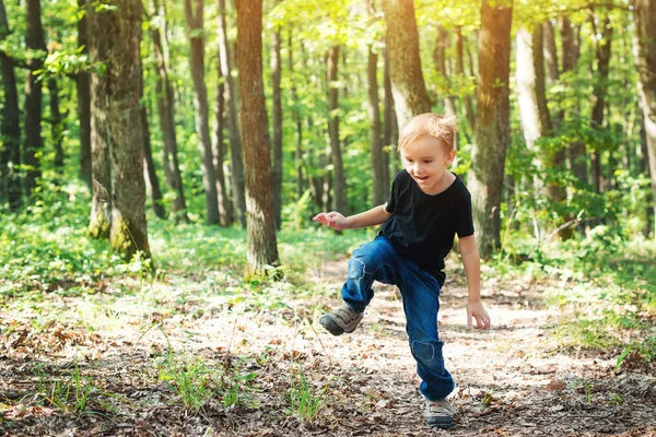 Feliz chico rubio saltando en un día soleado en la naturaleza . — Foto de Stock