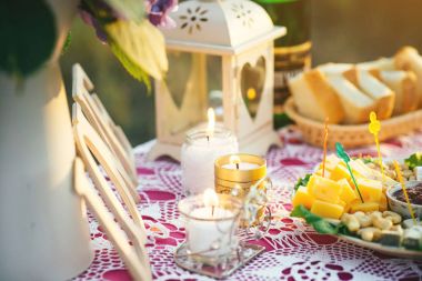 Vintage öğeler ve dekorasyon dış düğün dekorasyonu, romantik olay veya doğum günü için yaz aylarında parti.