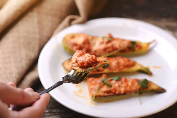 Calabacín relleno al horno con carne en un plato . — Foto de Stock