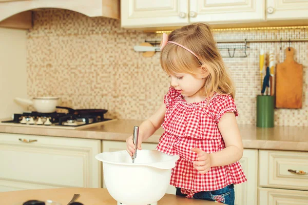 Carina piccola aiutante ragazza aiutando sua madre a cucinare in cucina. Felice famiglia amorevole stanno preparando panetteria . — Foto Stock