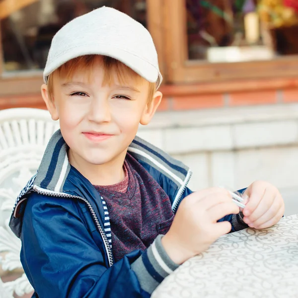 Porträtt av stilig pojke i casual kläder utomhus, närbild. — Stockfoto