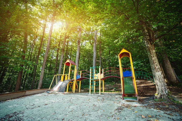 Kinderspielplatz im Park bei sonnigem Wetter — Stockfoto