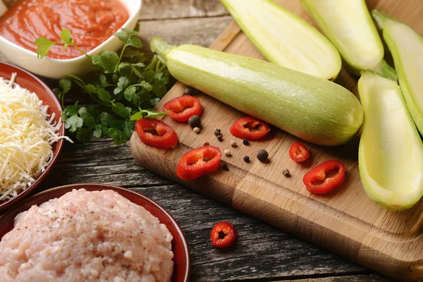 Ingredienti crudi per la cottura delle zucchine ripiene di carne macinata, pomodoro e formaggio . — Foto Stock