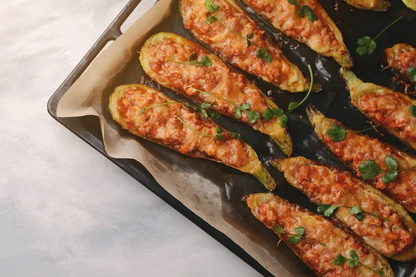 Calabacín relleno al horno con carne en una sartén — Foto de Stock