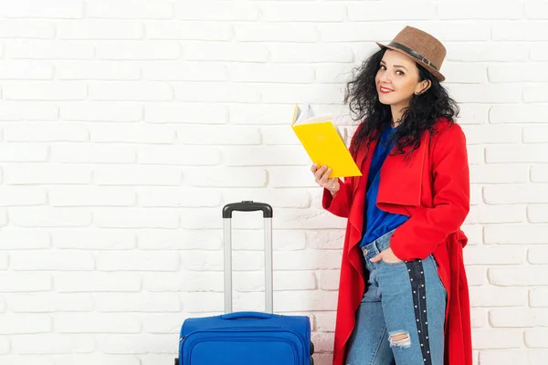 Молода чарівна жінка в капелюсі з валізою готова для подорожей . — стокове фото