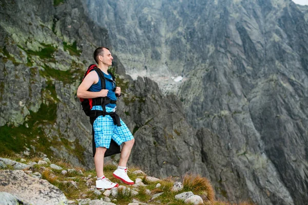 Young man enjoying beautiful view of mountains. — Stock Photo, Image