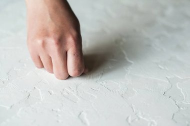 Resepsiyon için beton yüzeyi koyu gri renkte boyama işlemi dokulu.