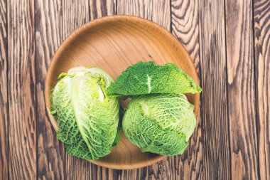 Savoy lahana ahşap plaka, üstten görünüm üzerinde organik üretici grubu arasında