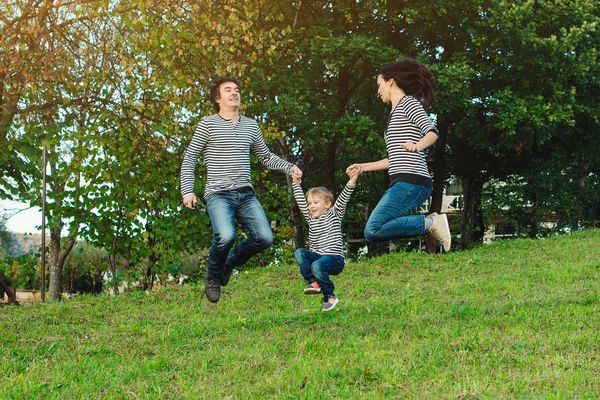 Feliz jovem família passar tempo juntos no parque — Fotografia de Stock