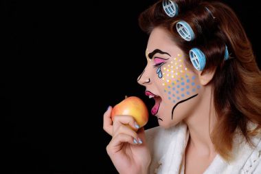 Pop sanat makyaj yeme apple siyah arka plan ile model.