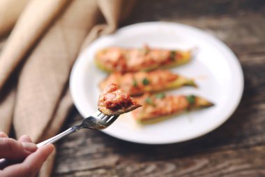 Pişmiş bir tabak etli kabak dolması.