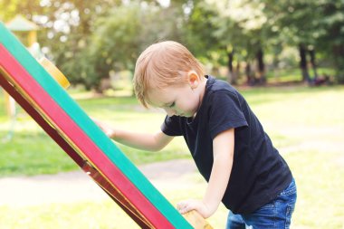 Sevimli küçük çocuk oyun alanı, açık havada, siyah abd beyaz görüntü tırmanma.
