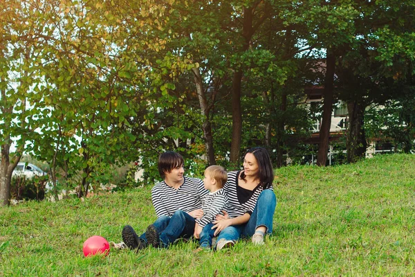 Krásný portrét venku šťastné mladé rodiny. — Stock fotografie