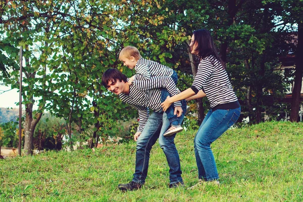 Feliz jovem família passar tempo juntos no parque — Fotografia de Stock