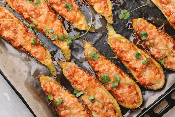 Calabacín relleno al horno con carne en una sartén — Foto de Stock