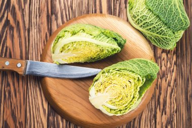 Savoy lahana ahşap plaka, üstten görünüm üzerinde organik üretici grubu arasında