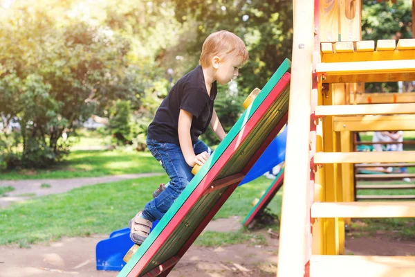 Kleine Kinder haben Spaß auf dem Spielplatz im Freien. Sommerfreizeit. — Stockfoto