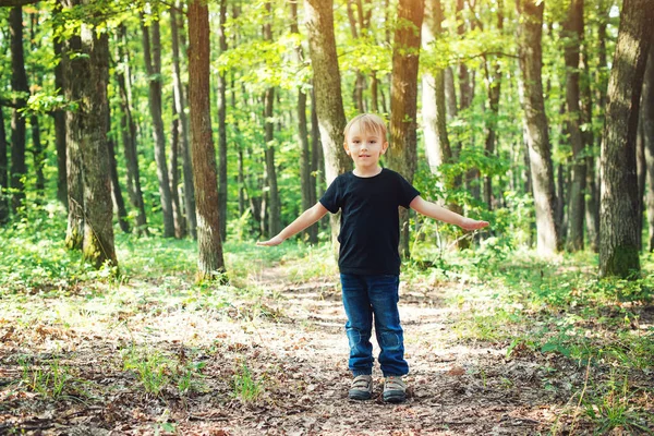 Retrato de lindo chico rubio en la naturaleza . — Foto de Stock