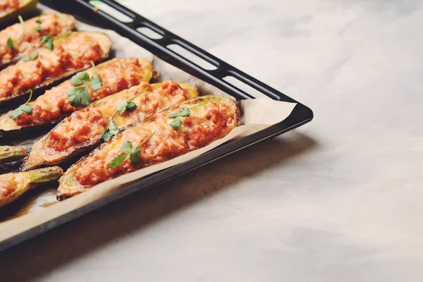 Calabacín relleno al horno con carne en una sartén — Foto de Stock