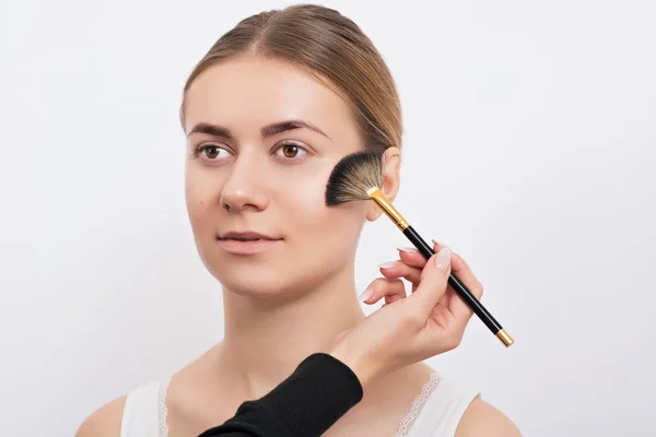 Attraktive junge Frau mit nacktem Make-up. — Stockfoto