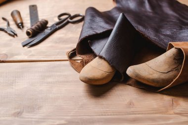 Ayakkabıcı araçlar atölye olarak ahşap masa. Metin için yer.
