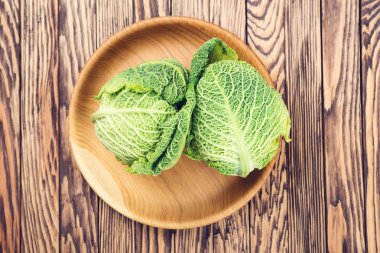 Savoy lahana ahşap plaka, üstten görünüm üzerinde organik üretici grubu arasında