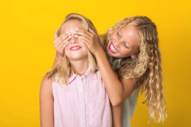 eğlenceli birlikte, üzerinde sarı arka plana sahip şirin kız