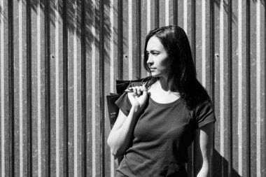 duygusal attactive kadın bir yana, siyah beyaz görüntü arıyor