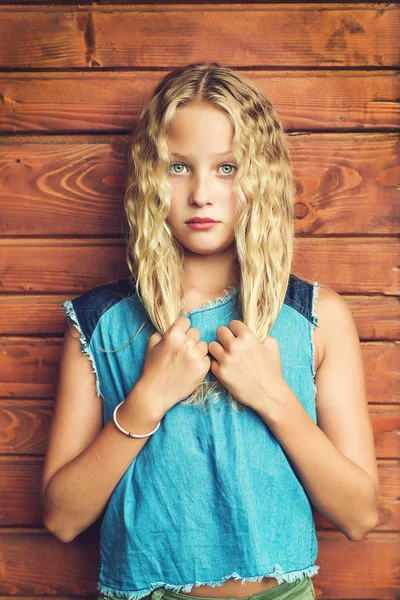 Retrato Bonito Jovem Fundo Madeira — Fotografia de Stock