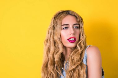 Parlak makyaj ile seksi kız .