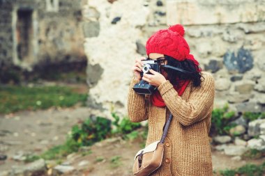 Kız Gezgin retro kamera ile eski şehir