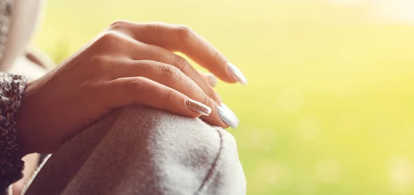Elegante chica manos con manicura moderna, al aire libre. Moda, estilo de vida y concepto de belleza — Foto de Stock