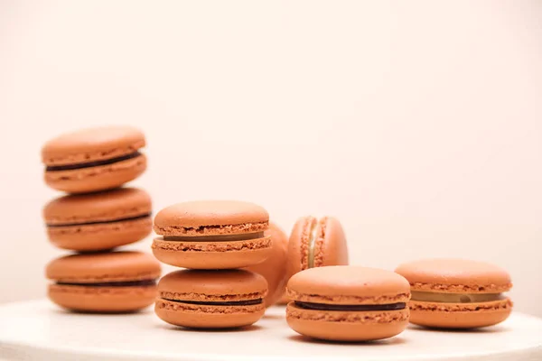 Színes francia macaroons verem fehér asztal. Francia desszert szülinapra, ünnepség. Trendi színe macaroons. — Stock Fotó