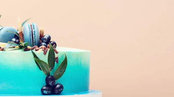 Tarta de queso azul con macarrones para la fiesta en la cocina. concepto de celebración de la fiesta de cumpleaños feliz . — Foto de Stock