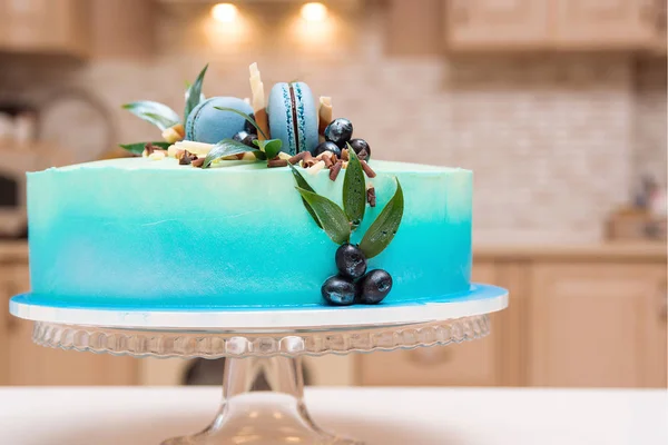 Hermoso pastel de cumpleaños en el plato. Tarta de queso azul con macarrones para la fiesta. concepto de celebración de la fiesta de cumpleaños feliz — Foto de Stock