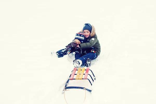 Щасливі діти весело катаються на гірських лижах в зимовому парку. Милі брати грають на відкритому повітрі взимку — стокове фото
