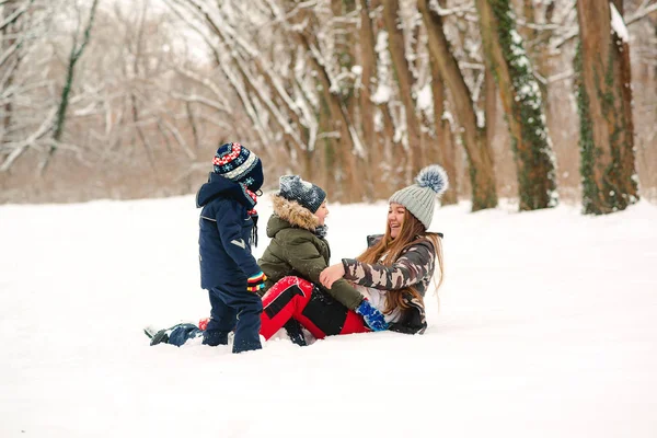Familia jugando con la nieve en el parque de invierno — Foto de Stock