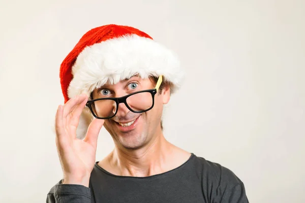 Yeni yıl hedefleri ve planları. Noel tatili yaklaşıyor. Noel Baba şapkalı yakışıklı, gözlüklü.. — Stok fotoğraf