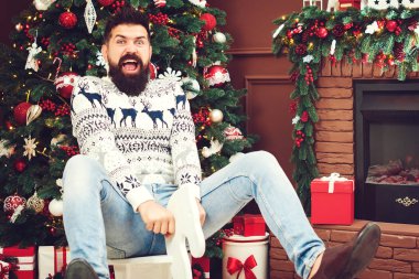 Partide yüzünde şok ifadesi olan sakallı adam. Mutlu noeller.. 
