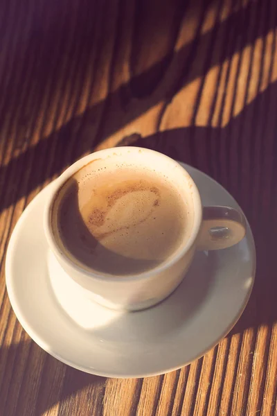 Чашка кави з молоком, вид зверху. Час перерви на каву. Кав'ярня. Біла чашка кави на дерев'яному столі — стокове фото