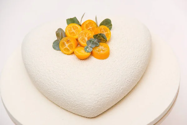 Pastel de mousse francés cubierto con terciopelo de chocolate blanco. Moderna tarta de boda europea decorada con fruta kumquat y hojas de eucalipto — Foto de Stock