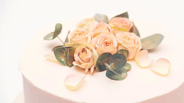 Tarta de cumpleaños con flores tiernas. Pastel de decoración vintage con rosas en la boda de oro. Tarta de boda blanca —  Fotos de Stock