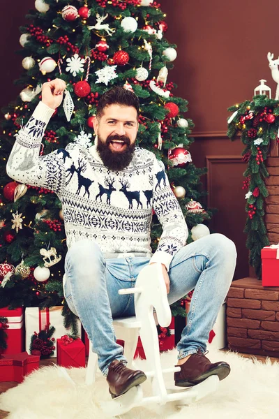 Heyecanlı sakallı adam Noel partisinde eğleniyor. - Mutlu yıllar. Kış modası ve satışları — Stok fotoğraf