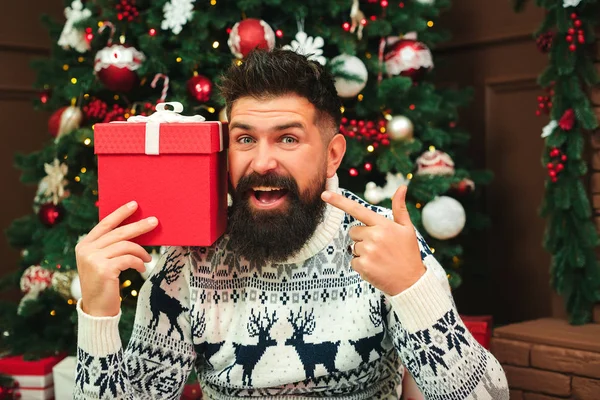 Homem feliz sorrindo e apontando para presente de Natal. Boas festas de Natal. Celebração de Natal, presentes e humor — Fotografia de Stock