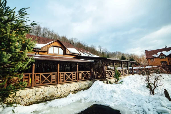 Vacances de Noël. Voyage d'hiver. Station de ski de montagne d'hiver avec neige . — Photo