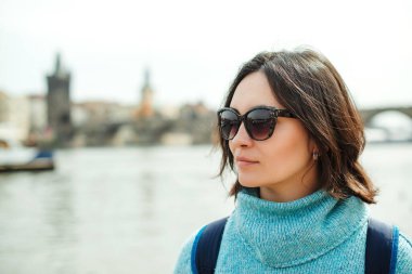 Prag 'daki Vltava Nehri' nin en güzel manzarasının keyfini çıkaran kadın. Tatilde sırt çantalı mutlu kız.