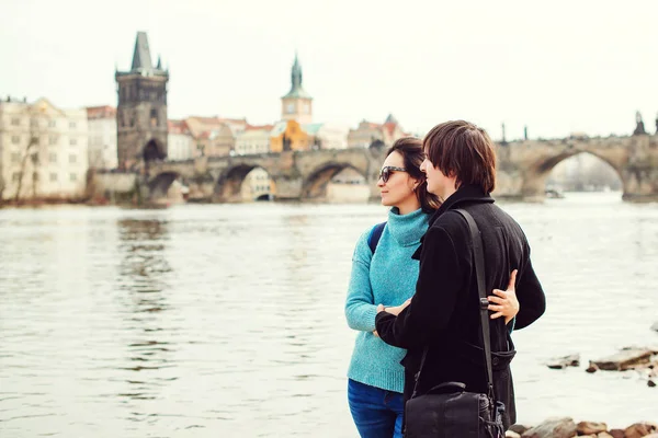 A lua de mel viaja na Europa. Jovem casal desfrutando de uma excelente vista sobre a cidade de Praga. Amor, lua de mel, estilo de vida. Viajar na Europa — Fotografia de Stock